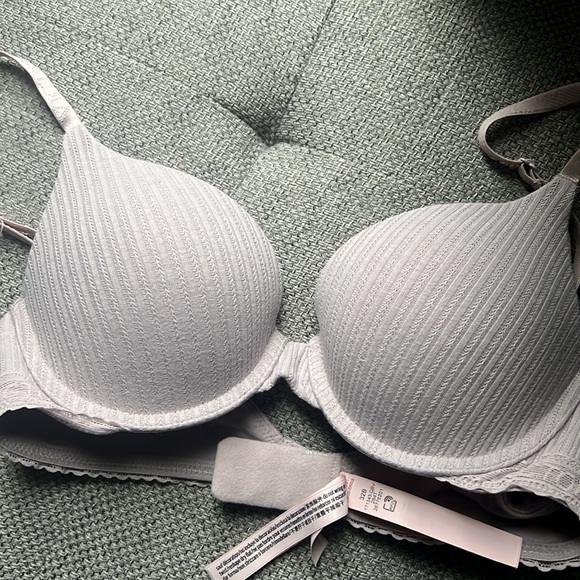 2 brand new Victoria’s Secret bras - Picture 9 of 12